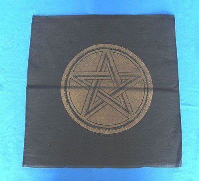 Schwarzes Altartuch mit goldenem Pentagramm