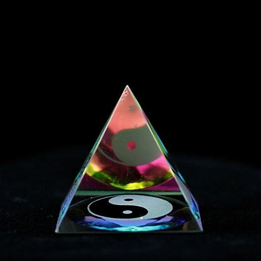 Kristall-Pyramide mit dem Yin-Yang-Symbol im Sockel