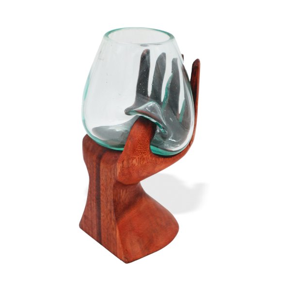 Geschnitzte Hand mit geschmolzener Glasschale